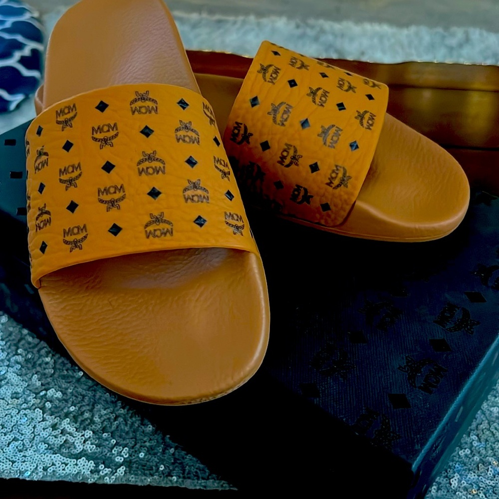 🔥LIKE NEW *🔥NEVER WORN MCM SLIDES !!!!
